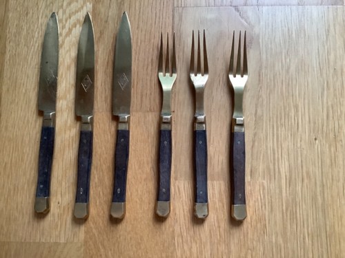 Trois couteaux - et,